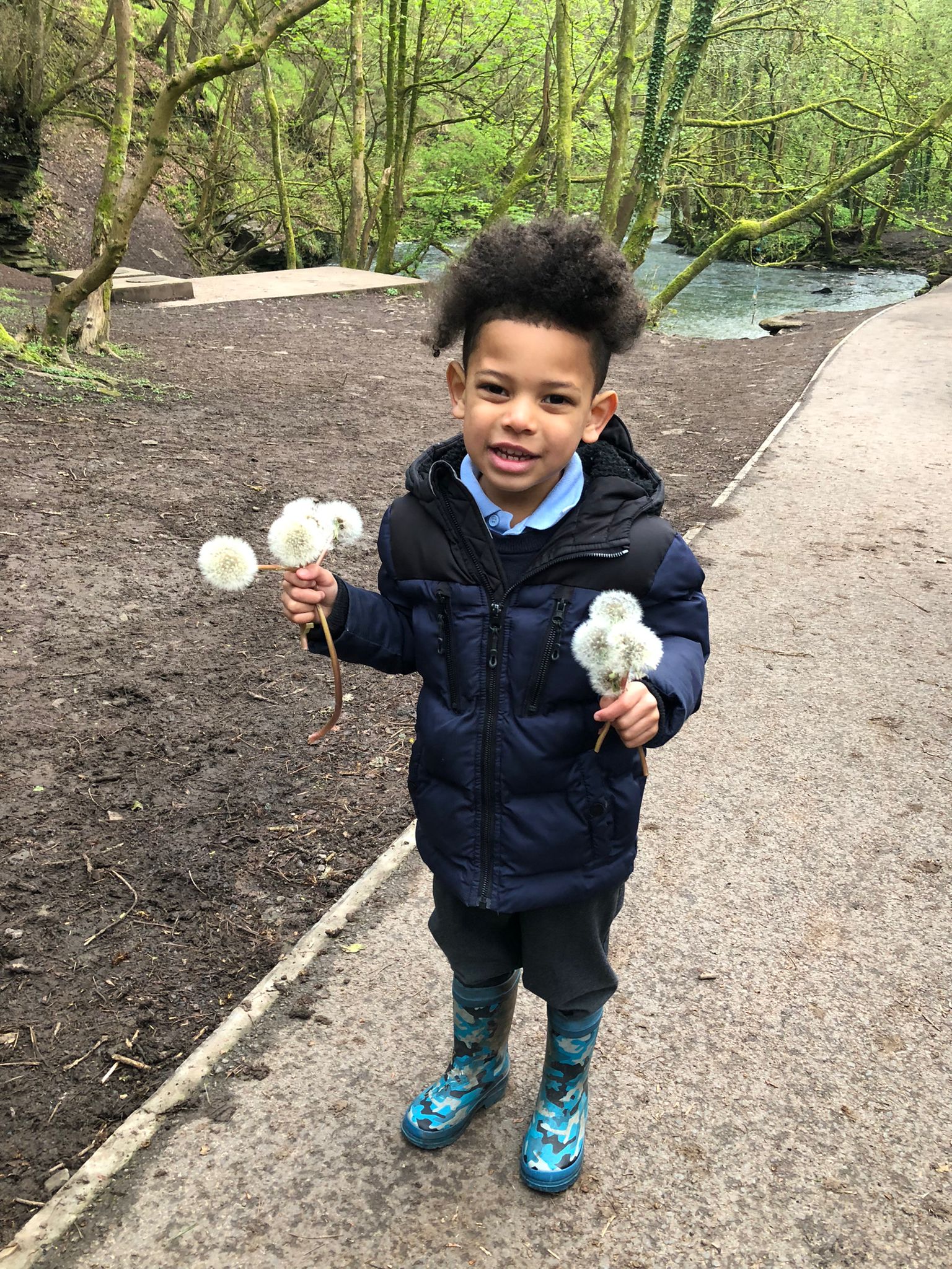 沿山間小徑返學，邊摘蒲公英，你看他滿手都是收穫。英國的蒲公英較香港的大朵，真的可以形容為「眼核咁大」。